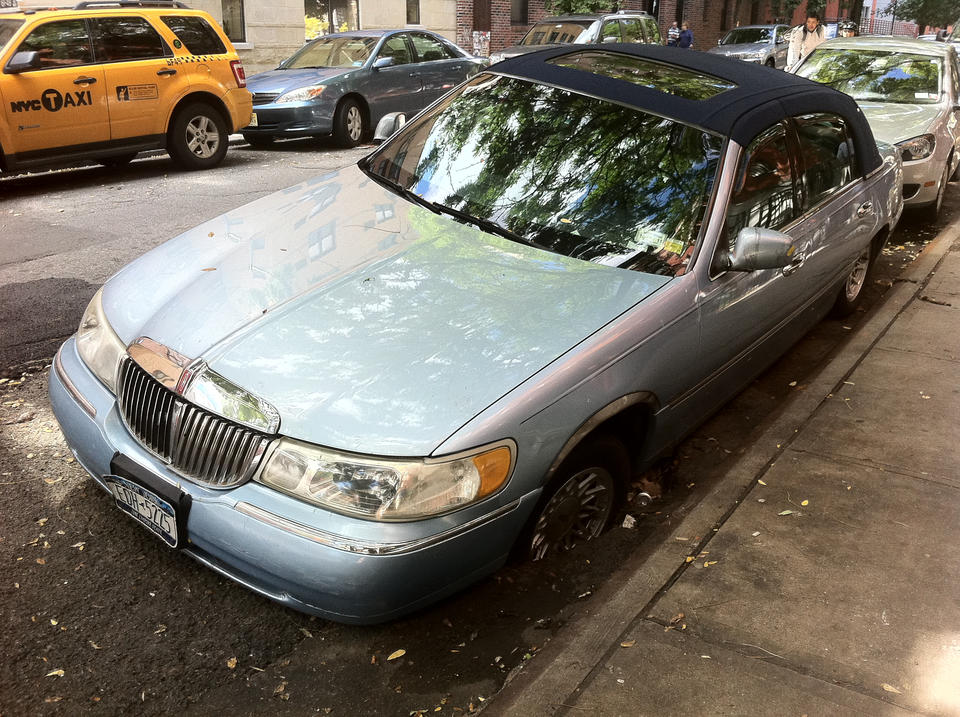 The asphalt pits of Manhattan claim another Lincoln.