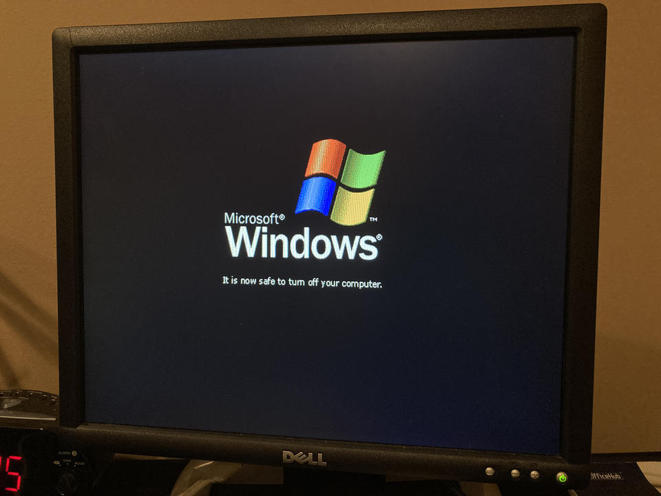 Windows XP shutdown on a computer without APM or ACPI.
